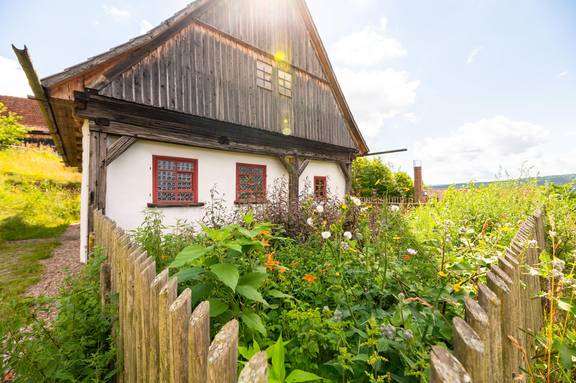 Thüringer Freilichtmuseum Hohenfelden Gebäudeansicht mit Bauerngarten im Thüringer Freilichtmuseum Hohenfelden